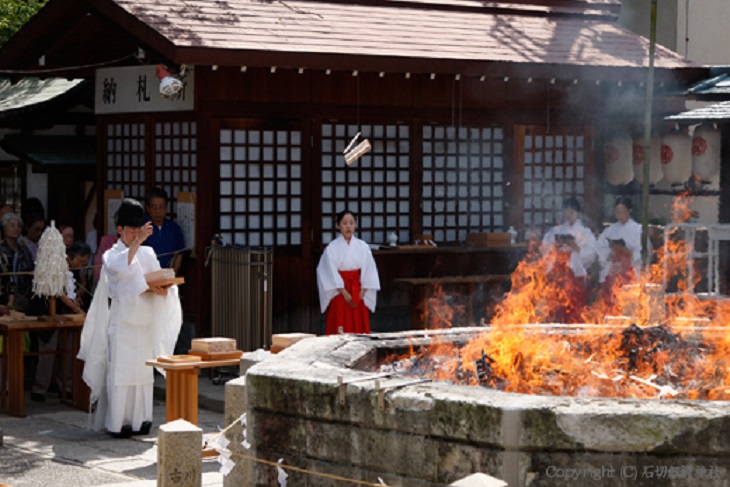 神火祭(しんかさい)　　　8日　　　午前10時00分