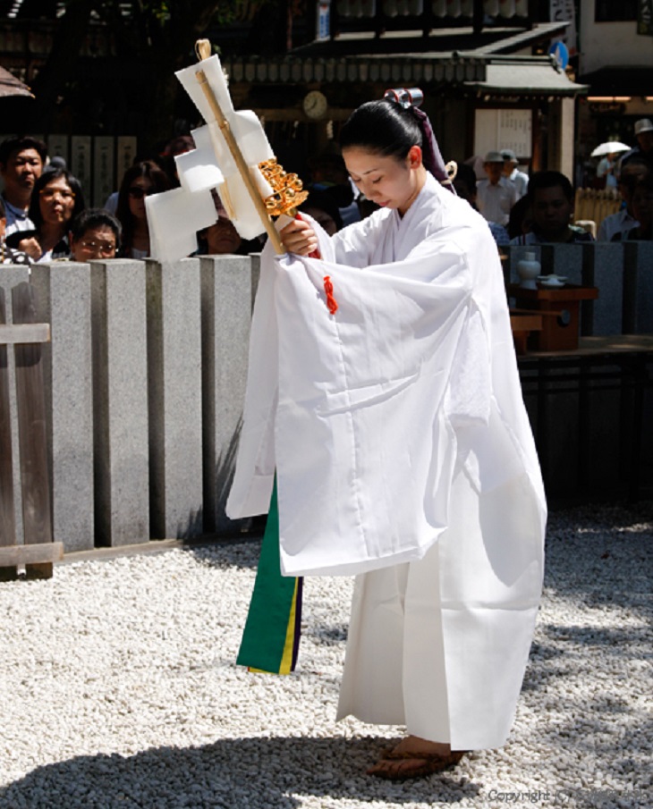 御湯神楽神事　　　1日・15日・22日　　　午後12時30分